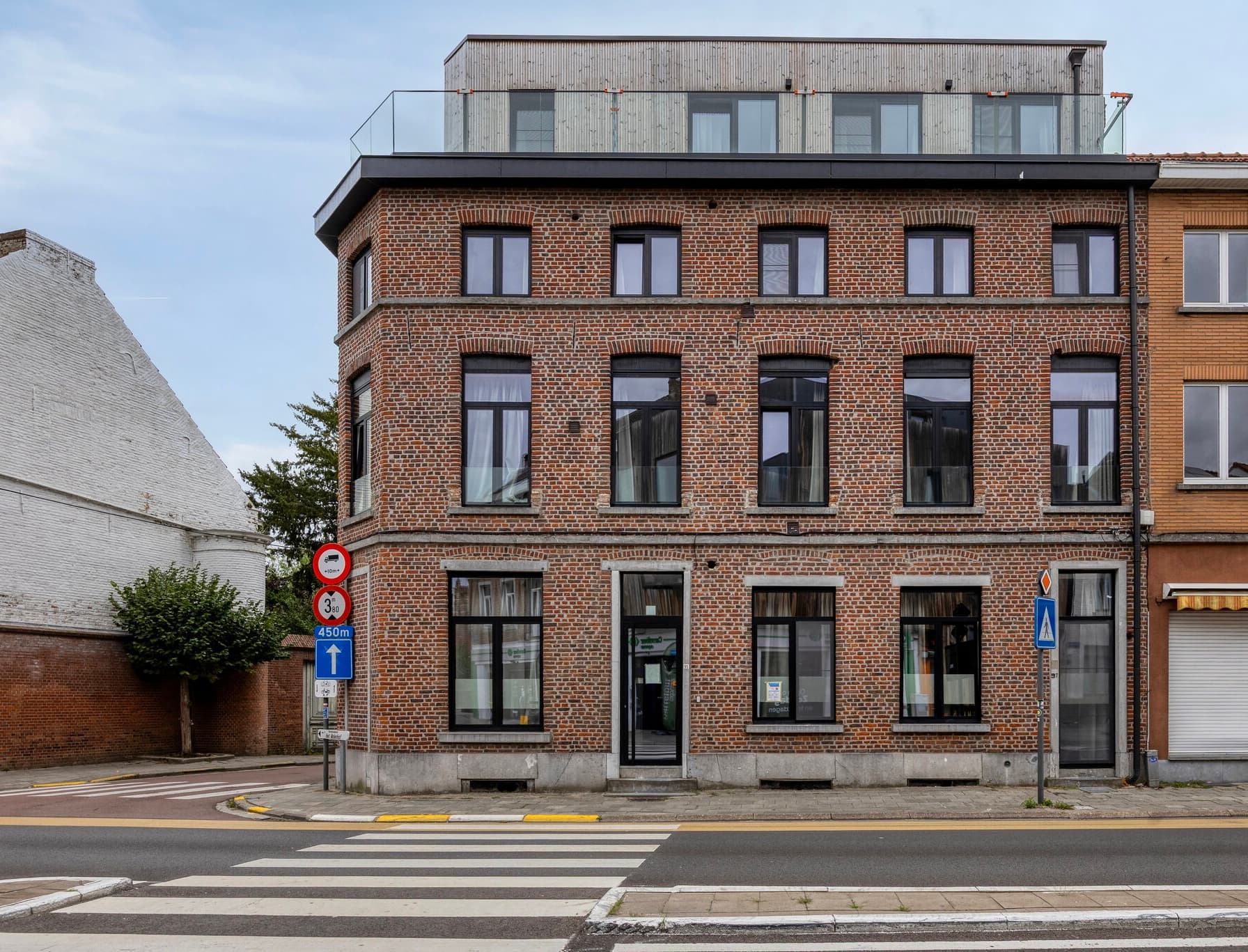 Studentenkamer met meubelpakket en bureau